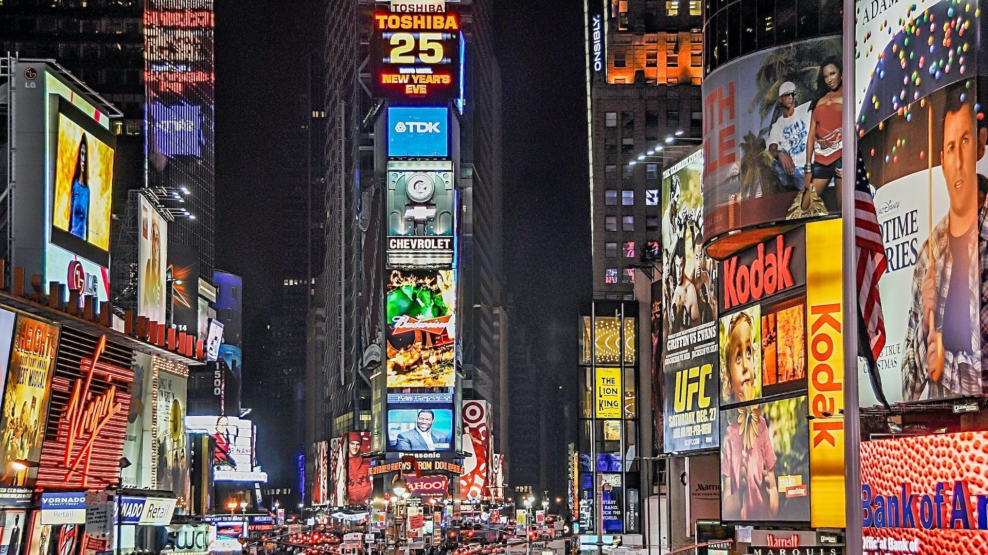 Der Times Square in New York bei Nacht, voller Werbung und Beleuchtung