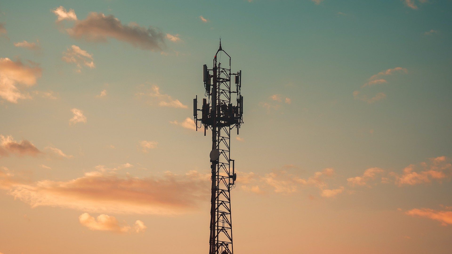 Mobilfunk-Turm mit Antennen, die Internet-Kommunikation für Endgeräte ermöglichen