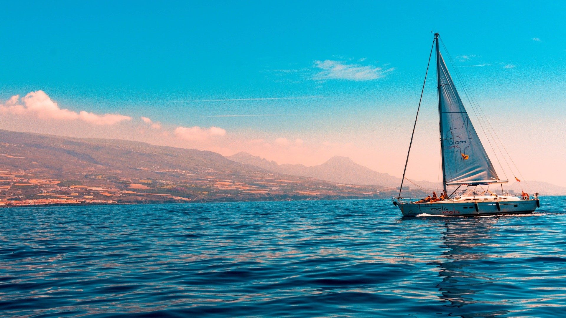 Eine Segelyacht vor der Küste in einer warmen Region