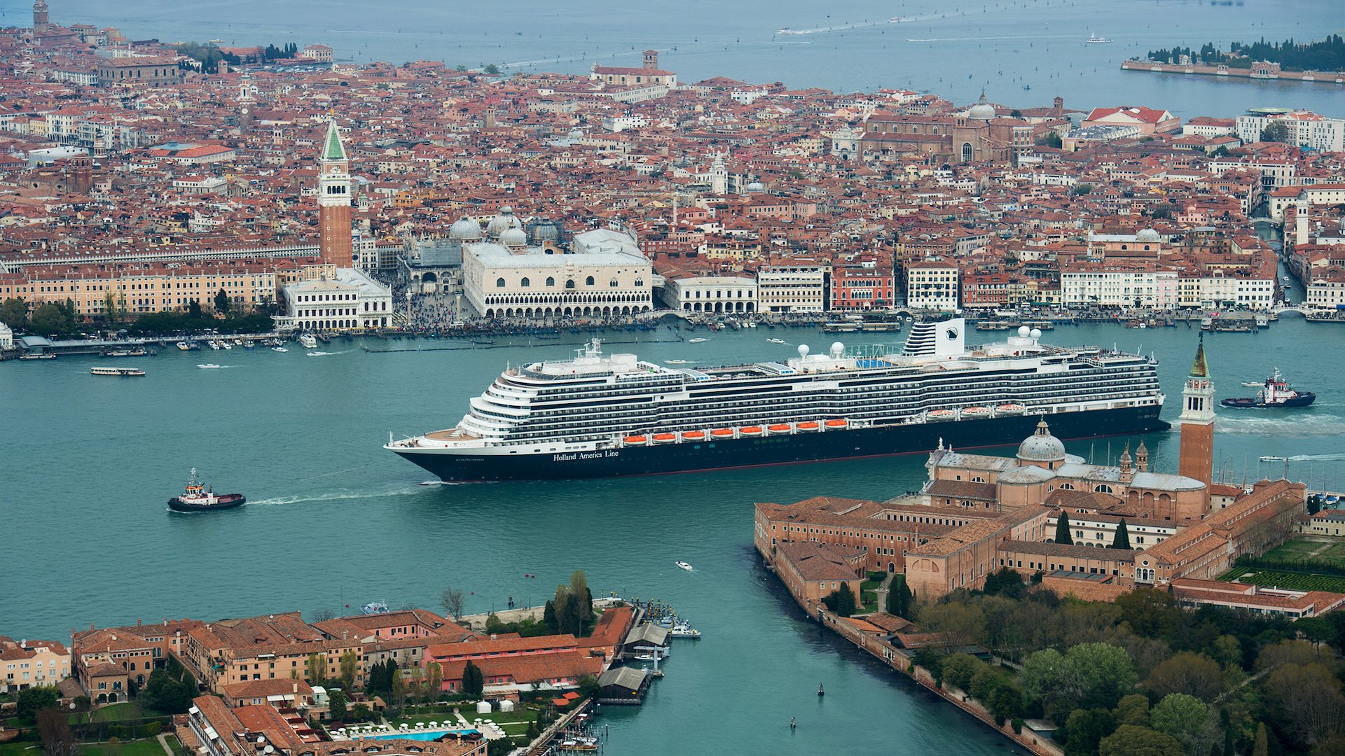 Ein Carnival-Kreuzfahrtschiff läuft in Venedig ein