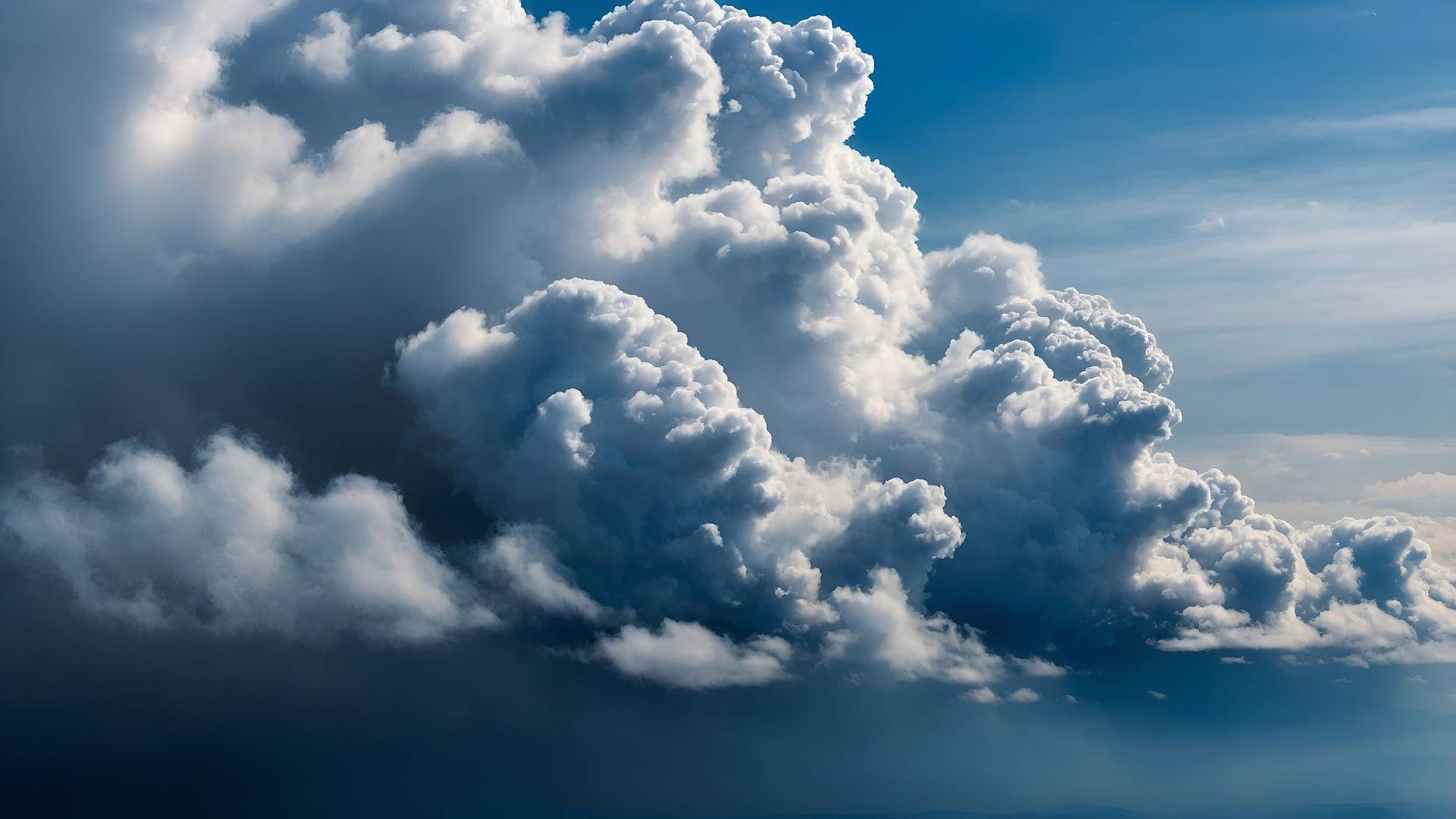 Hohe Cumulonimbus-Gewitterwolken türmen sich am Himmel auf